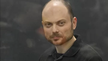 El periodista y opositor ruso Vladimir Kara Murza es hospitalizado, informa su esposa
