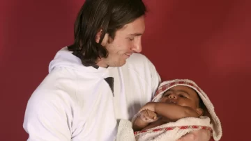 Un primer encuentro inesperado: la foto de la 'bendición' de un joven Messi al bebé Lamine Yamal