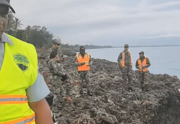 Buzos investigan mancha en el mar por sospechas de que sea un camión