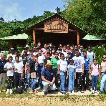 Capacitan a estudiantes de Sabana de la Mar para proteger el ambiente