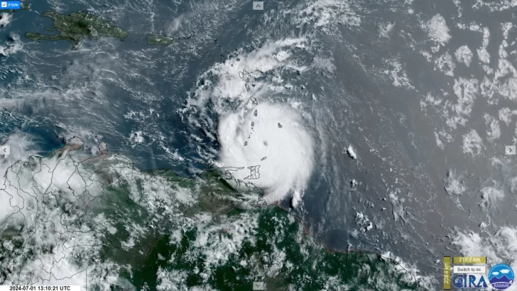 El COE prohíbe acudir al literal sur por el huracán Beryl y pone 15 provincias en alerta
