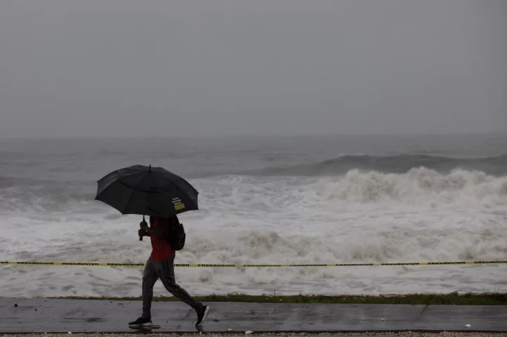 Huracán Ernesto continúa alejándose sobre aguas del atlántico norte