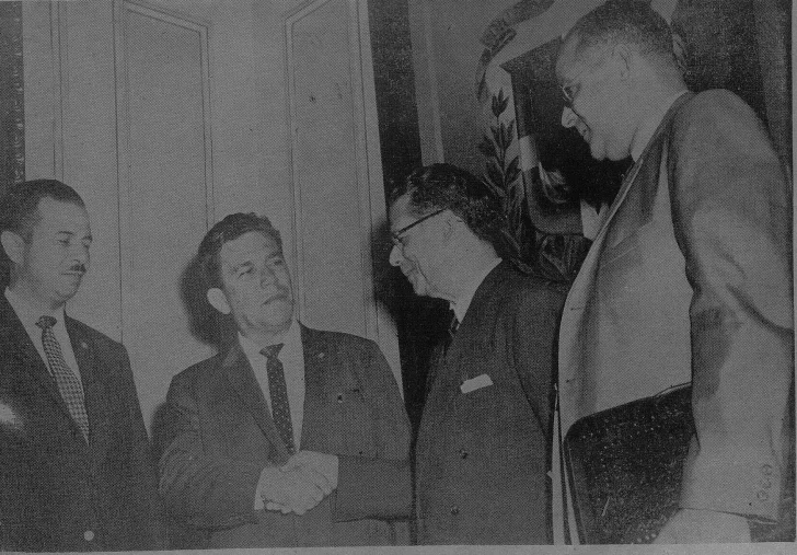 El-presidente-Balaguer-y-Miolan-se-saludan-junto-a-Ramon-A.-Castillo-y-Nicolas-Silfa-en-la-entrevista-del-lunes-10-de-julio-de-1961--728x507