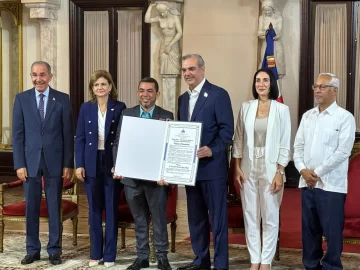 Profesor de la UCNE recibe premio 'Excelencia académica' del Mescyt