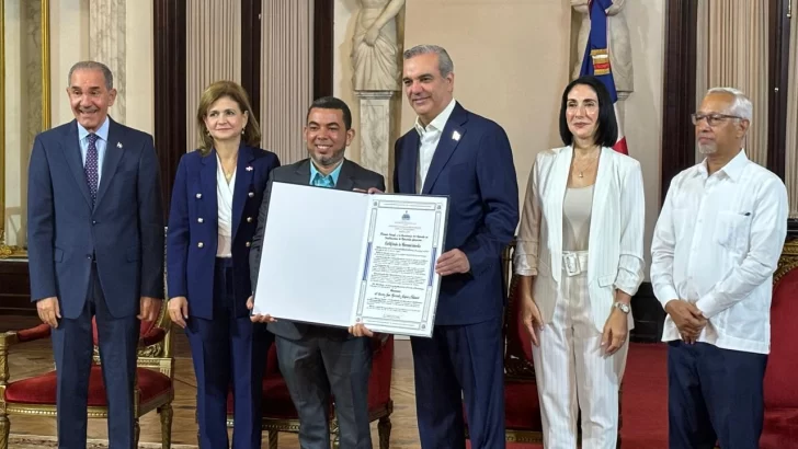 Profesor de la UCNE recibe premio 