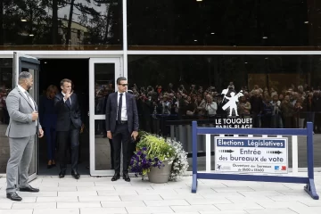 Líderes políticos franceses votan en la segunda vuelta de elecciones legislativas