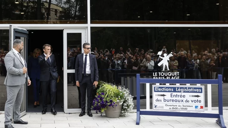 Líderes políticos franceses votan en la segunda vuelta de elecciones legislativas