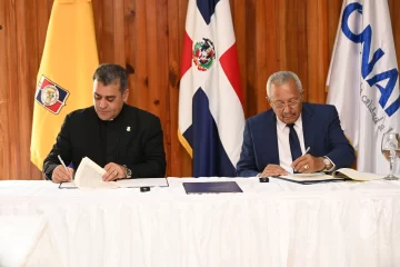 El-reverendo-padre-doctor-Isaac-Garcia-de-la-Cruzy-el-doctor-Salvador-Ramos-mientras-firmaban-el-convenio-728x485