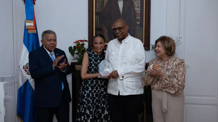 Julio de Castro y el Ballet Dominicano en Europa recibieron el Premio Padre Billini 2024