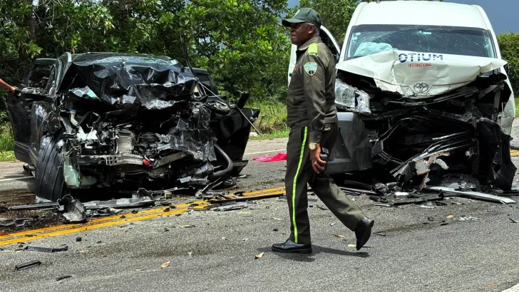 Ocho personas lesionadas en accidente en la autopista Juan Pablo II