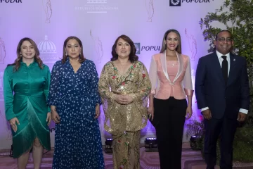 Gloria-Reyes-la-ministra-de-la-mujer-Mayra-Jimenez-Emelyn-Baldera-creadora-del-Premio-Mujeres-que-Inspiran-Wanda-Sanchez-presidenta-de-Acroarte-y-el-diputado-Anibal-Diaz-728x486