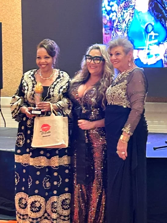 Otro reconocimiento importante, validando la designación como Mujer Influencia Hispana en USA, ha sido el recibido por parte de Latin  Bussiness  Awards. En esta ocasión, la periodista Rose Mary Santana, recibe del Comisionado de Miami Dade, Christian Cevallos y la presidenta de la entidad, Ysabel Borden, el reconocimiento.