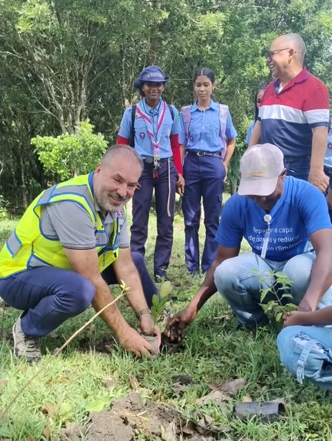 Ingeniero-David-Huertas-Gerente-del-Consorcio-ASI-mientras-siemba-un-arbolito-durante-la-reforestacion-2-rotated