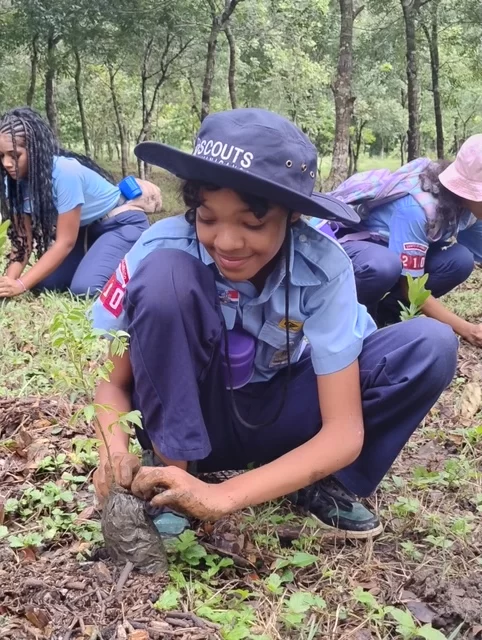 Jovenes-Scouts-sembrando-en-Los-Humedales-del-Ozama-rotated