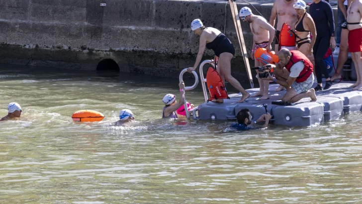 El agua del Sena no era apta cuando la alcaldesa de París se bañó para demostrar que sí