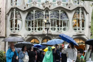 '¡Turistas, marchaos!': Ayuntamiento de Barcelona condena las molestias a turistas