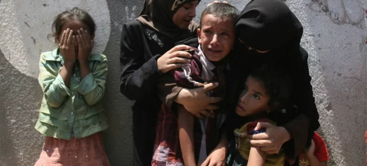 Ninos-palestinos-durante-un-funeral-en-Rafah-en-el-sur-de-la-Franga-de-Gaza-728x330