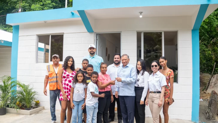 Fundación Refidomsa entrega casa amueblada a damnificada