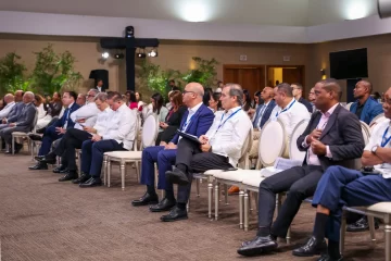 Parte-de-las-autoridades-delegados-internacionales-y-empresarios-aeronauticos-presentes-728x485