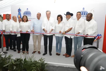 Presidente Abinader entrega planta de tratamiento de agua y tramo de carretera