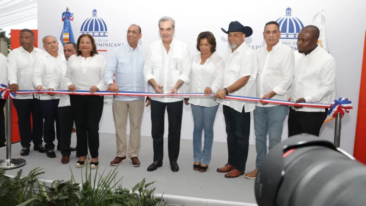 Presidente Abinader entrega planta de tratamiento de agua y tramo de carretera