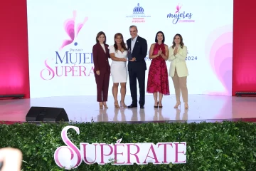 Pte.-Luis-Abinader-la-vicepresidenta-Raquel-Pena-la-primera-dama-Raquel-Arbaje-y-la-directora-de-Superate-Gloria-Reyes-entregan-estatuilla-a-SUPEREmprendedora-galardonada-728x485