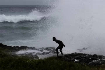 Jamaica se prepara para la llegada del huracán Beryl con cierre de aeropuerto y oficinas