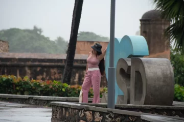 Turista-bajo-el-huracan-Beryl-728x485