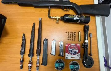 Confiscan armas blancas, rifle de aire, decenas de municiones y fuegos artificiales durante allanamiento