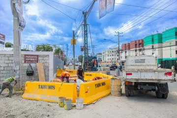 Obras Públicas construye imbornales para corregir falla en drenaje de la avenida Isabel Aguiar