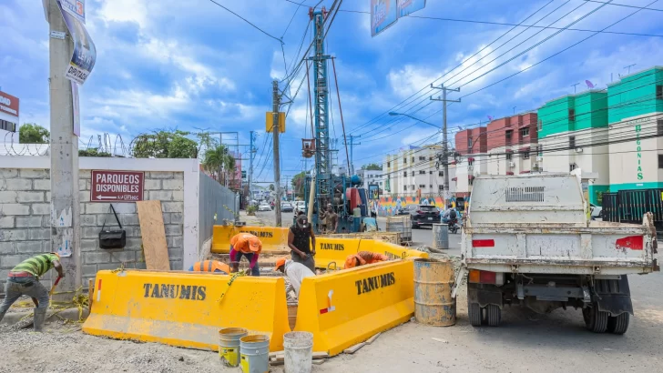 Obras Públicas construye imbornales para corregir falla en drenaje de la avenida Isabel Aguiar