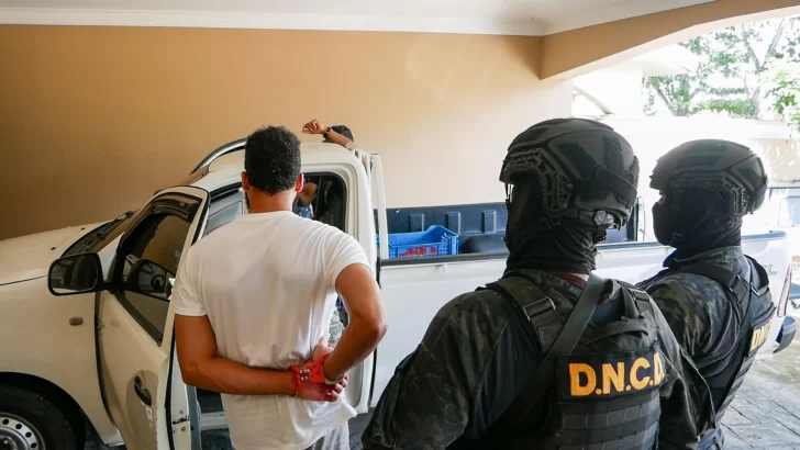 Dos hombres detenidos por decomiso de 371 paquetes de cocaína camuflados en tanques cargados de miel