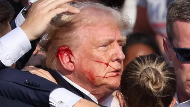 'Sentí la bala desgarrando mi piel': la reacción de Trump tras recibir un disparo en la oreja en un mitin
