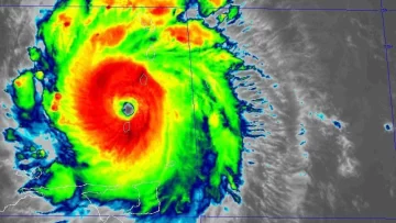 Beryl toca tierra en la isla caribeña de Carriacou como un poderoso huracán categoría 4 'extremadamente peligroso'