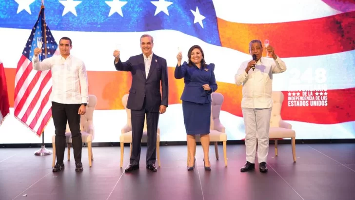 Abinader asiste a celebración del 248 aniversario de la independencia de EEUU