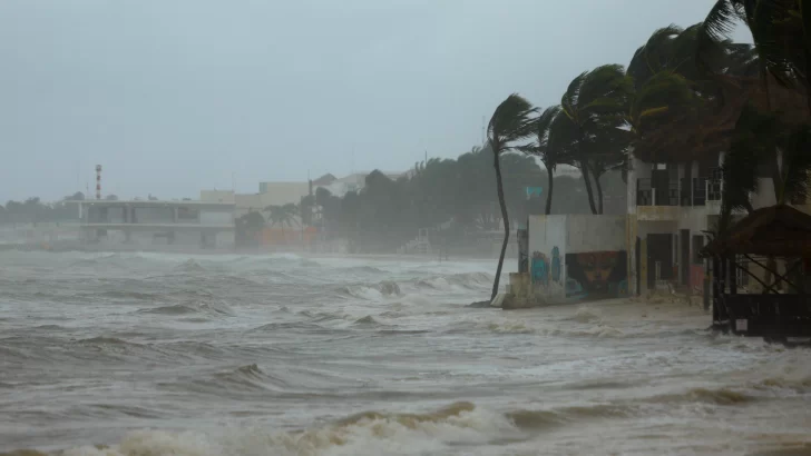 El huracán Beryl se degrada a tormenta tropical tras azotar la península de Yucatán