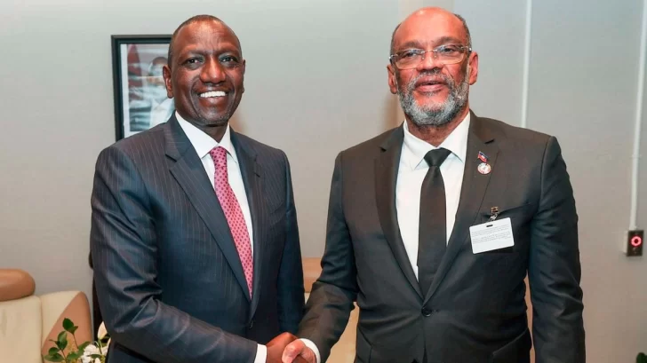 El presidente de Kenia, William Ruto (izq.), primer ministro de Haití, Ariel Henry, en Nueva York.