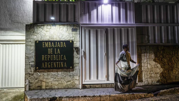 En directo: diplomáticos argentinos abandonan este jueves Venezuela y Brasil custodiará su embajada