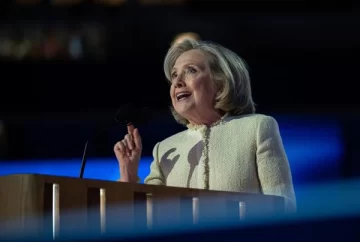 Hillary Clinton anima a Harris a romper el techo de cristal: 'Este es nuestro momento'