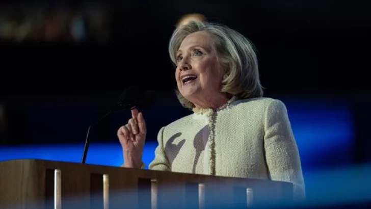 Hillary Clinton anima a Harris a romper el techo de cristal: 