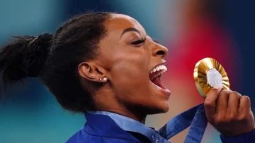 'Regresa donde le corresponde': las imágenes de la rutina con la que Simone Biles vuelve a ganar el oro tras renunciar a la final de Tokio por un bloqueo mental