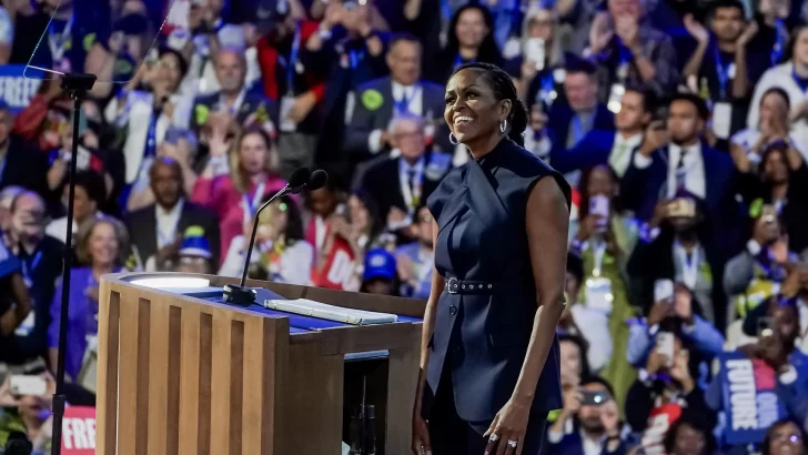 Michelle Obama da emotivo espaldarazo político a Kamala en Convención Demócrata