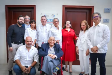 2-Franklin-Polanco-junto-su-familia-y-el-director-general-del-IDAC-Hector-Porcella.-728x485