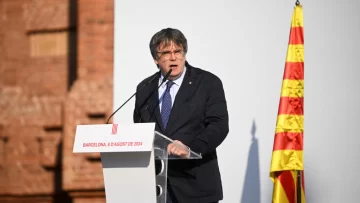 El expresidente catalán Puigdemont se presentó en Barcelona y la policía busca detenerlo