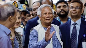 Regresa a Bangladesh el nobel de paz Muhammad Yunus para liderar un gobierno interino