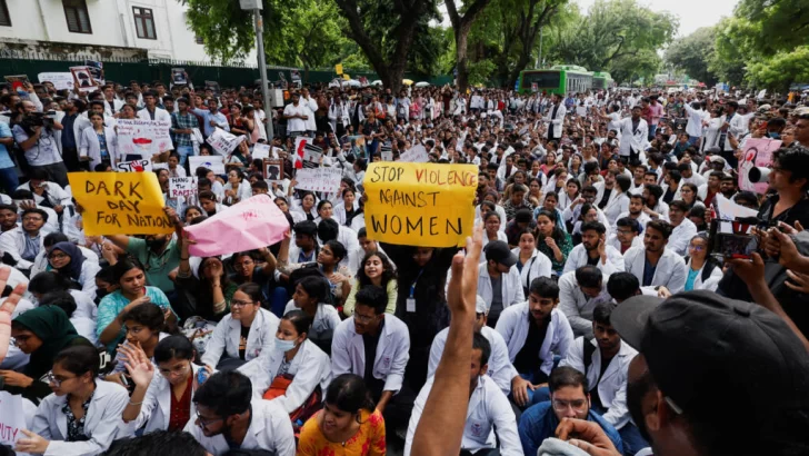 ¡Sin seguridad, no hay servicio!: crece la indignación en India por la violación y asesinato de una doctora