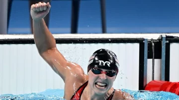 Katie Ledecky, 'la mejor nadadora de nuestro tiempo' según Phelps, iguala el récord de más oros olímpicos conseguidos por una mujer