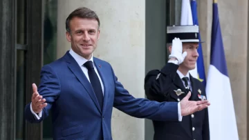 Macron, criticado por tomar decisiones importantes durante la tregua de los JJOO