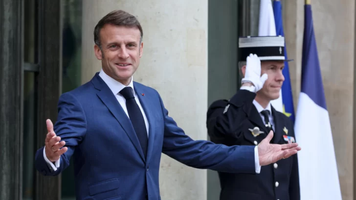 Macron, criticado por tomar decisiones importantes durante la tregua de los JJOO