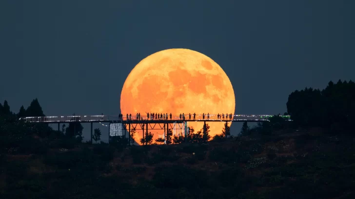 Las imágenes de la superluna azul (y por qué se vio roja en algunos lugares)